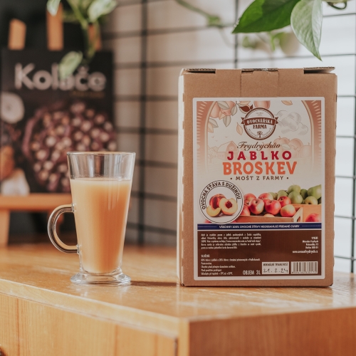 Frydrychův jablko broskvový mošt z farmy